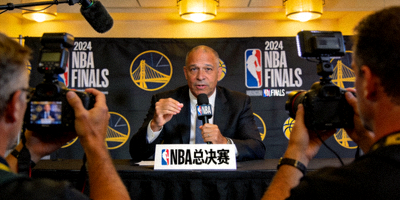 NBA总决赛赛前新闻发布会教练讲话画面